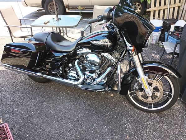 Photo 2016 harley streetglide special 2700 miles nav bluetooth cruise con $20,000