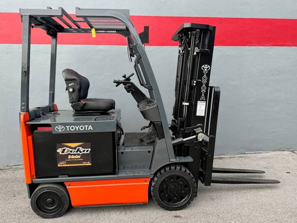 Photo 2017 Toyota Forklift Three Stage Electric 4 Wheel Sit Down