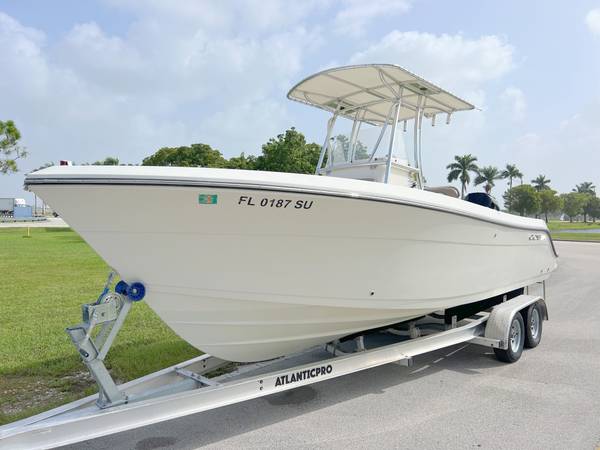 2020 COBIA 237 CENTER CONSOLE NEW UPHOLSTERY $43,500