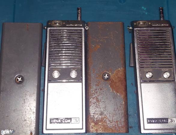 Photo Antique CB handheld dead radio tranceivers dynacom 3b $20