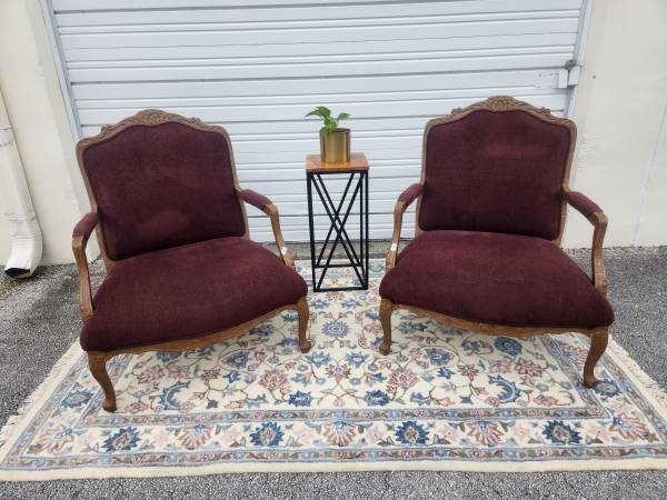 Photo CLASSIC VINTAGE LARGE CHAIR - TWO PIECES - same day delivery available . $199