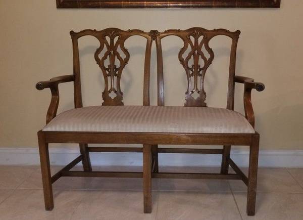 Photo Chippendale Style Wood Cushioned 2 Seat Setee $150