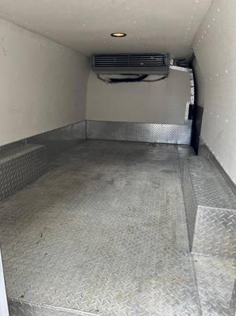 Photo GMC Van w freezer 2015 170k miles $13,000