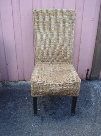 Photo HIGH BACK CHAIR MADE OF RUSH 41 INCHES HIGH $20
