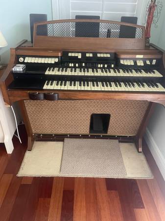 Photo Hammond Organ with Leslie Speaker $550