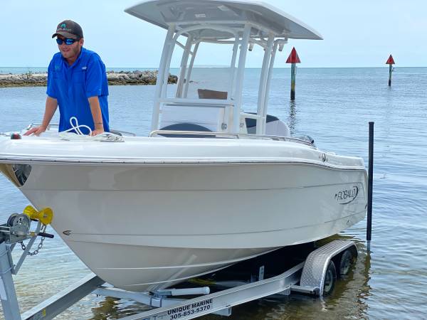 Photo LESS THAN 100 HOURS R222 ROBALO $75,000