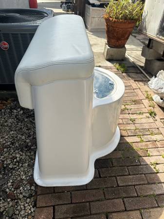 Photo NEW BOAT LEAN POST SEAT WITH LIGH INSIDE THE LIVE WELL(36 WIDE X 26 $1
