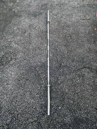 Photo NEW OLYMPIC 7 FOOT  35 LB. BARBELL BAR $80