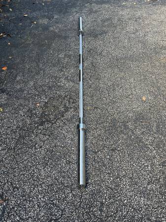 Photo OLYMPIC 7 FOOT  45 LB. BARBELL BAR (GREAT CONDITION) $95