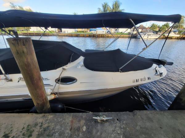 SeaRay Sundeck 26 ft. 2007 great condition - Excellent Deck Boat $24,500