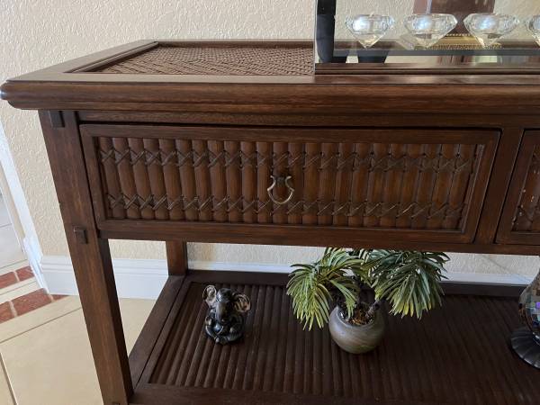 Photo Tommy Bahama Entry Table w L $300