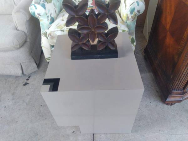 Photo White Formica End Table 17 By 17 By 19 $20