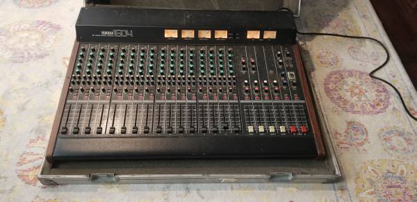 Photo Yamaha mixing console 1604 $275
