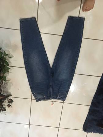 Photo mid rise jeans $6