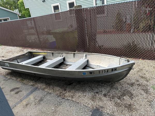 Photo Aluminum Row Boat - 14ft $120