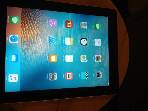 Photo Apple iPad 2 32 GB ( 3 rd Generation) $60