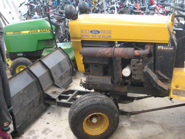 Photo Bolens HT18 Tractor, plow snowblower  deck - $1,500