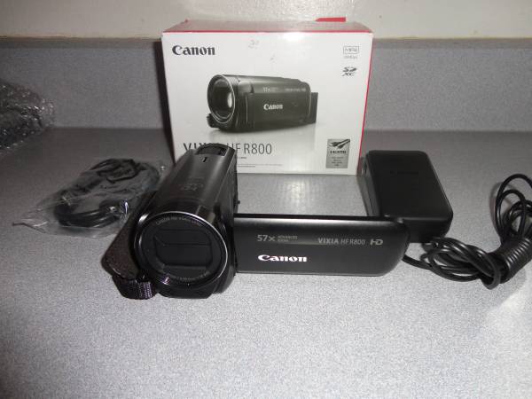 Photo Canon VIXIA HF R800 HD Camcorder, 64GB SanDisk ExtremePro SD $400