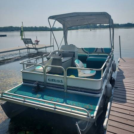 Photo Crest pontoon boat $1,000