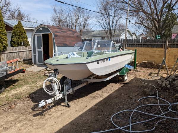 Glastron boat $1,800