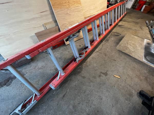Photo Louisville fiberglass 24 foot extendable ladder $225
