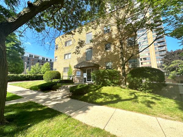 Lower level 1 BR near downtown and the lake front 2 MONTHS FREE $1,095