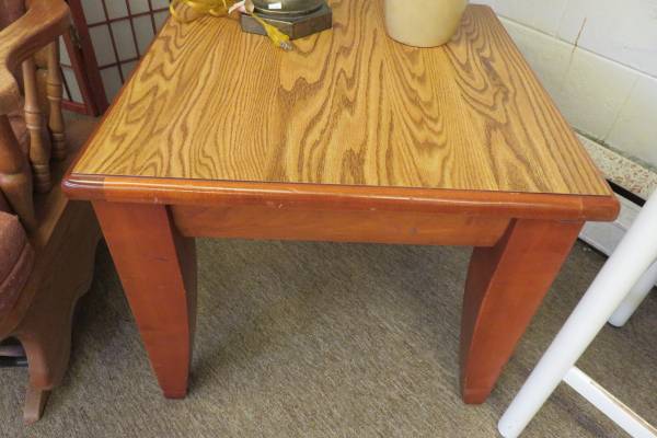 Photo REDUCED Square 24 Formica top Wood Table $25