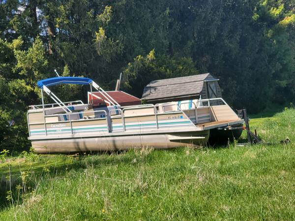 Photo Shes a big boat AND shell make you friends - 24 Pontoon Boat $2,800
