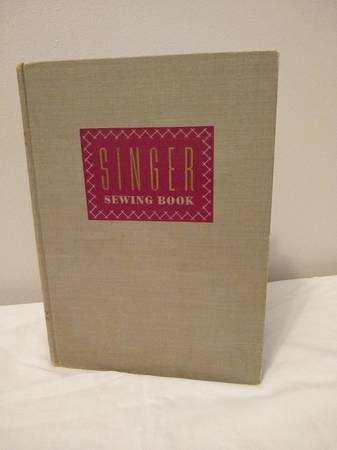 Photo Vintage 1950 edition Singer Sewing Book $10