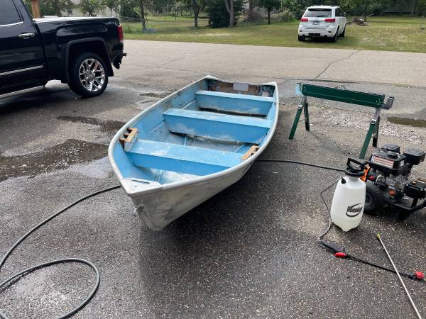Photo 14 ft aluminum fishing boat $300