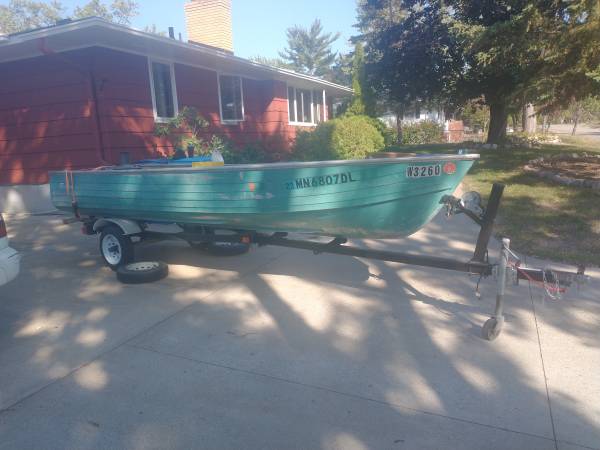 Photo 16 Crestliner aluminum fishing boat and trailer $900