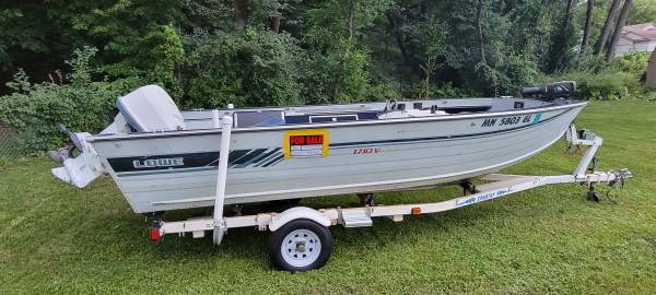 17 Lowe aluminum fishing boat $3,200