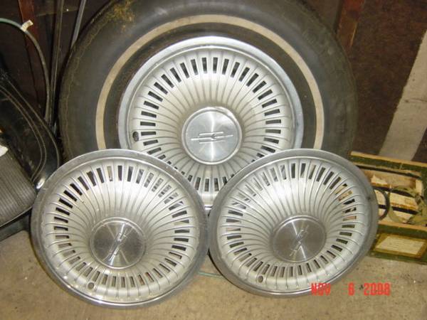 Photo 1972 - 1973 Oldsmobile Cutlass ribbed chrome wheel disc covers $30