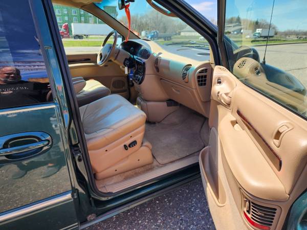 Photo 1996 Chrysler Town  Country $2,600