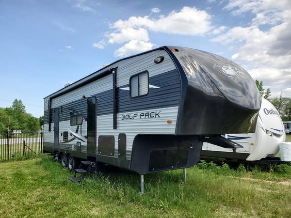Photo 2015 Cherokee Wolf Pack 5th Wheel Toy Hauler with Loft