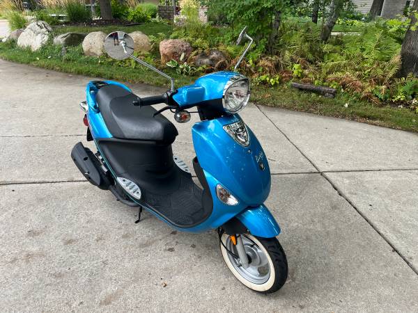 Photo 2016 Genuine Buddy Moped Scooter 49cc ONLY 520 MILES $1,600