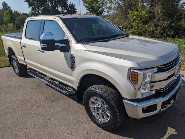 Photo 2018 FORD F-250 LARIAT 4X4  CREW  GAS ENGINE  TWIN PANEL MOONROOF $45,995