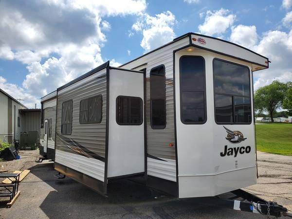 Photo 2019 Jayco Bungalow 40LOFT with 3 Slides and more