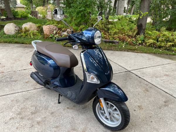 Photo 2022 Genuine Scooter Co Urbano 50I Moped ONLY 458 MILES $2,000