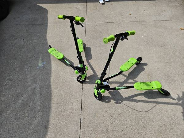 Photo 3-wheel scooters $20