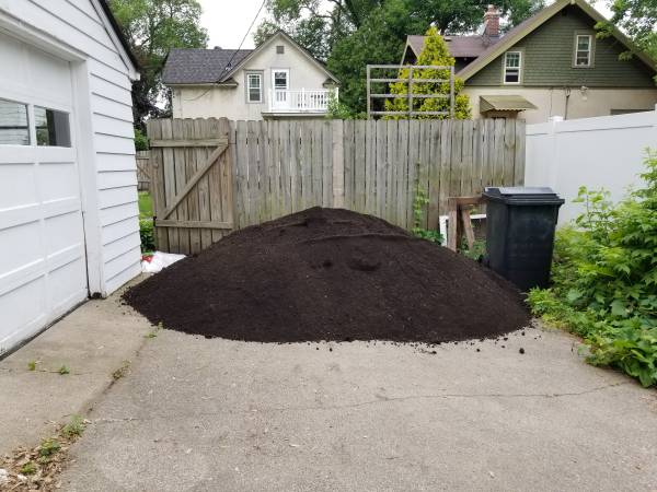 Photo 5 yards premium yard and garden top soil black dirt delivered $250