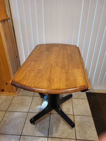 Photo Beautiful Modern Oak Gateleg Fold Down Table $60
