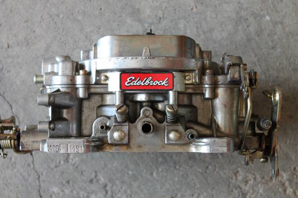 Photo Edelbrock carburetor 600cfm $200
