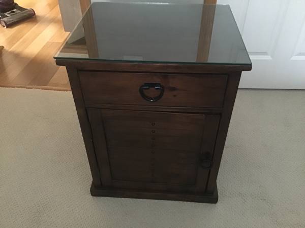 Photo Excellent like new 2 nightstands $140