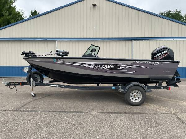 Photo Fishing Machine Pro Series 1710 by LOWE. Really CLEAN $19,995