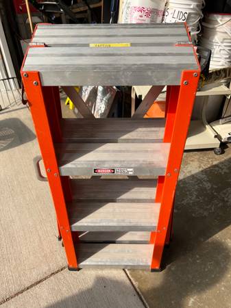 Photo Fold up Fiberglass Ladder 6 ft $45