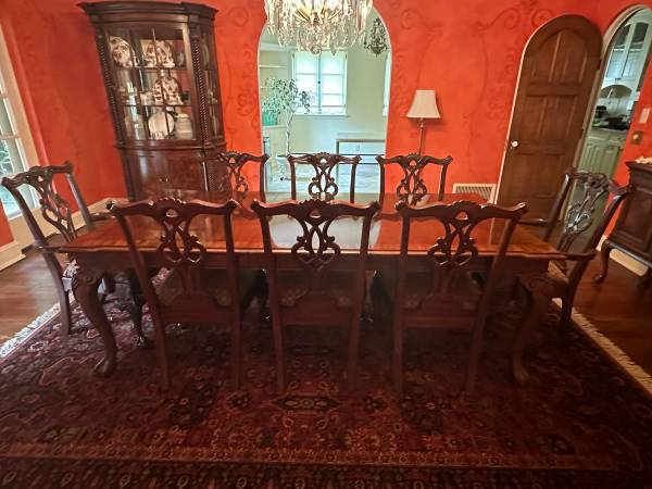 Photo Henredon Dining Room Set and Hutch and Buffet $2,000