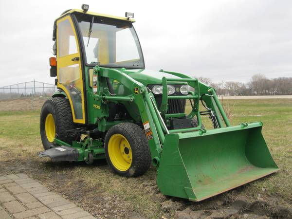 Photo John Deere 2032R With loader, mower deck, and cab $24,900
