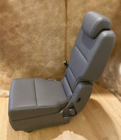 Photo LEATHER Honda Odyssey Middle Child Seat Console  Truffle Gray  2016 $240