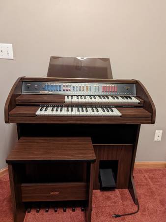 Photo Lowrey Explorer Organ $150